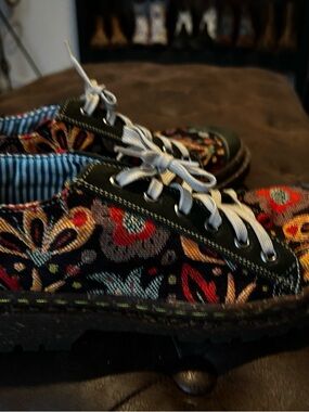 Floral Embroidered Low-Top Lace-Up Sneakers Moshi Boots Quito Bio - Ecuador